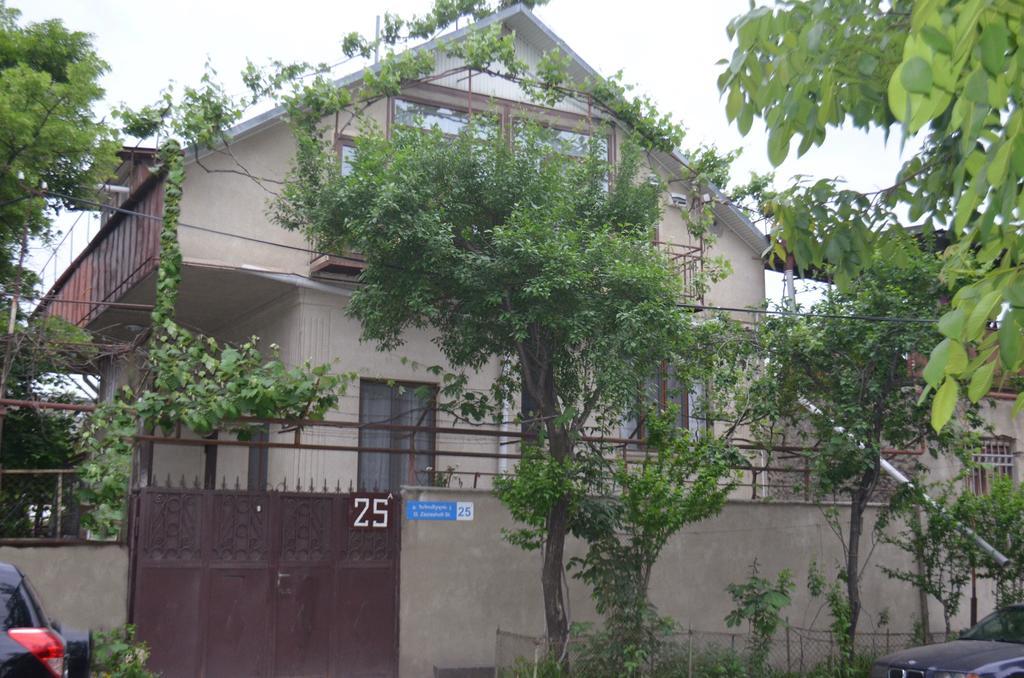 Alex'S Cosy Guesthouse Tbilisi Ngoại thất bức ảnh